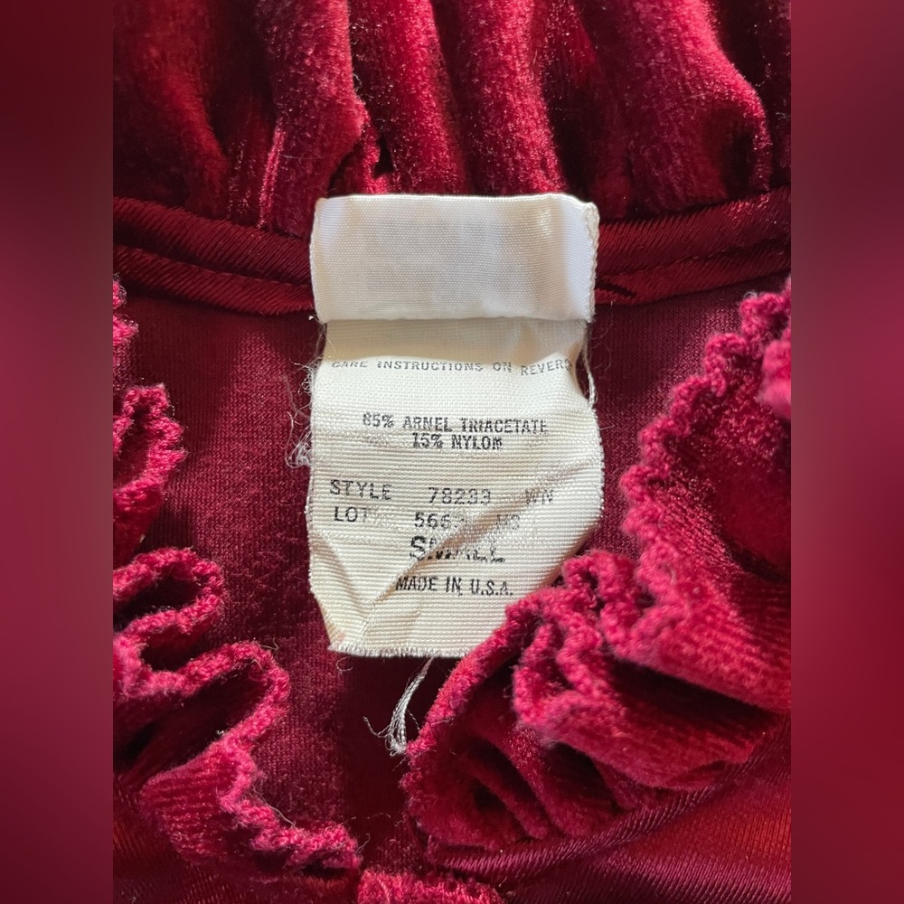 Vintage Gillian O’Malley women’s crimson colored velvet nightgown, size small - Picture 4 of 7